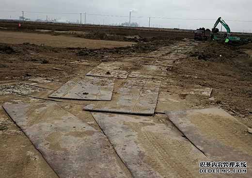 温江学习的施工现场道路钢板的铺法